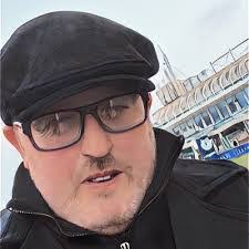 Alison Gillett's Instagram, Twitter & Facebook