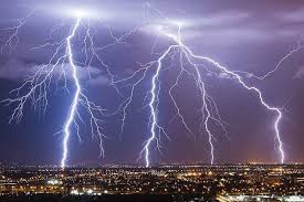 La france n'avait jamais subi autant d'impacts de foudre pour un mois de mai. La Photo Extraordinaire D Un Quadruple Impact De Foudre Simultane Sur Toulouse