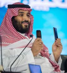 ولي العهد الأمير محمد بن سلمان يستشهد بهواتف آيفون للإشارة إلى التطور التقني في مشروع نيوم celebrity stars king salman saudi arabia royal clothing