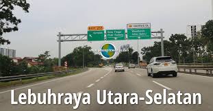 Sebuah kereta dihempap runtuhan jejambat sebuah projek lebuh raya di lebuhraya lingkaran tengah 2 (mrr2) berhampiran desa tun razak, di sini, hari ini. Lebuhraya Utara Selatan Plus