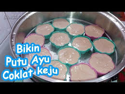 Kocok telur, gula, ovalette dengan mixer sampai kembang, masukkan santan selang seling tips membuat putu ayu agar berhasil. Cara Membuat Putu Ayu Coklat Keju Ù„ÙŠØ¨ÙŠØ§ Vlipa Lv