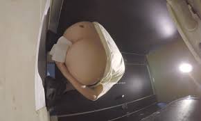 十一月最新流出精品厕拍大神潜入KTV酒吧后拍小姐尿尿黑裙美女不知道什么原因抠菊花