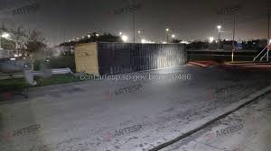 Carreta tomba na avenida marginal da rodovia Anchieta, em Santos