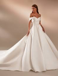 Scopri tutte le tendenze abiti da sposa 2021 e i modelli già in disponibili in atelier, uno più bello dell'altro. Abiti Sposa 2021 Tutte Le Novita Della Prossima Stagione