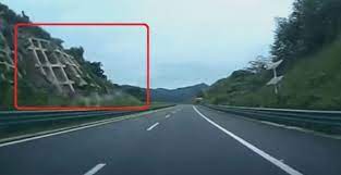 海外ニュース 動画 中国の高速道路 車が走る横で斜面が崩壊 巻き込まれそうになるドラレコが公開 高速道路 ニュース ドラレコ