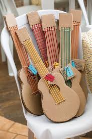 Diy Knutselen Diy Diys Doityourself Basteln Mit Pappe Ber 15 Lustige Ideen Aus Pappe Aus Ba In 2020 Musikinstrumente Basteln Karton Basteln Instrumente Basteln