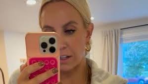 Amazon.com: Aoxjox 女款健身高衝擊運動胸罩健身方領陽台露背胸罩瑜珈短版背心, 櫻桃紅木: 服裝，鞋子和珠寶