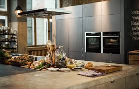 Disfruta de buenos momentos en familia preparando galletas al horno. Cocinas Con Pasaplatos 6 Soluciones Para Comunicar Cocina Y Salon Love Cooking Neff