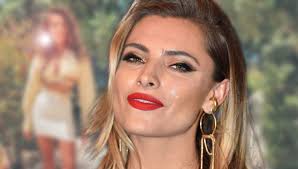 Auf dem original trägt die. Sophia Thomalla Ein Spaziergang Auf Der Wilden Seite Sie Uberrascht Mit Ihrer Lockenpracht Bunte De