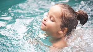 Babys erstes wort können die eltern kaum erwarten. Wie Kinder Schwimmen Lernen Selbst Beibringen Oder Schwimmkurs Hallo Eltern