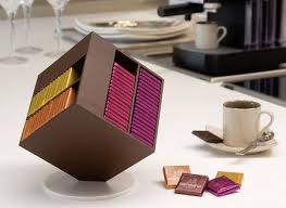 Ce Site Est Essentiellement Dedie Au Cartonnage Le Cartonnage Consiste A Fabriquer Des Objets Boites Cl Cube De Chocolat Cartonnage Cartonnage Et Compagnie