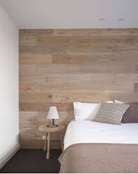 Nella scelta su come decorare la parete dietro il letto, una boiserie in legno grezzo e vissuto potrebbe interpretare il ruolo perfetto per incorniciare un letto in ferro battuto e conferire alla stanza un sapore rustico. Decorare Le Pareti Con Il Legno Foto Design Mag