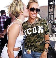 Miley cyrus's mom tish loves herself some musicians. Tish Cyrus Miley Cyrus Mom 5 Fast Facts You Need To Know Heavy Com