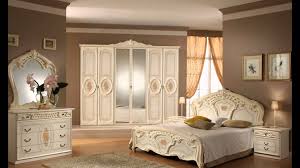 أشكال تصاميم ديكورات غرف نوم بيضاء مودرن مع أرضيات باركيه الراقية