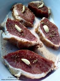 Cotletul a ramas moale si fraged, iar sosul si sfecla rosie combinata cu dulceata morcovului si. Cotlet De Porc La Cuptor Cu Salvie È™i Usturoi Awfully Tasty