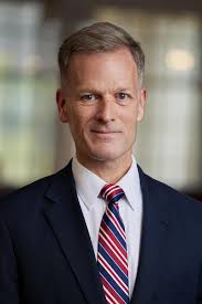 President Dondi Costin a une...