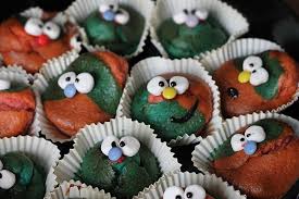 Muffins Mit Gesicht Fur Kinder Kindergeburtstag Essen Kindergeburtstag Essen Kita Backen Kindergeburtstag