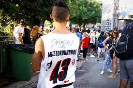 Ο mvp του nba, γιάννης αντετοκούνμπο, έδωσε το «παρών» στο γηπεδάκι της γειτονιάς που μεγάλωσε, στα σεπόλια, κι αυτό ήταν αρκετό για να προκληθεί… σεισμός από την παρουσία του. Giannhs Antetokoynmpo Apo8ewsh Apo Xiliades Fans Sta Sepolia Gia Ton Mvp Toy Nba Lifo