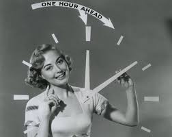 Πότε γυρίζουμε τους δείκτες των ρολογιών μας. Giati Allazei H Wra Pote Ka8ierw8hke H Xeimerinh Kai H 8erinh Wra Kai Giati Ekane Tis Agelades Epi8etikes H Prwth Dokimh Sthn Ellada Egine To 1932 Alla Stef8hke Me Apotyxia Mhxanh