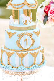 Des fleurs en pagaille et des touches d'or pour la petite alice qui a fêté ses 1 an ! Gateau D Anniversaire 1 An Avec Decoration En Arriere Plan Banque D Images Et Photos Libres De Droits Image 82727114