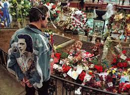 Official page for the king of rock 'n' roll. Elvis Presley S Grab Auf Dem Anwesen Graceland In Memphis Usa Am 16 August 1977 Wurde Presley