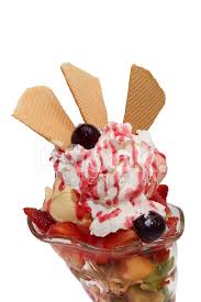 Pero el éxito para preparar una deliciosa ensalada de frutas tiene sus «truquillos», que no son nada complicados, pero sí que pueden hacer una gran diferencia. Ensalada De Frutas Con Helado Crema Chantilly Y Galletas Aisladas Fotografias De Stock Freeimages Com