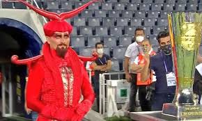 Karşılaşma sonrasında ise kupa töreni düzenlendi. Akp Li Kulunk Ten Fenerbahce Ye Seytana Bu Kadar Yakinlasmak Hayra Alamet Degil Tele1