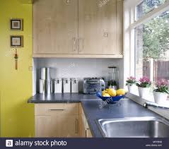 Worktop express® bietet stilvolle arbeitsplatten von außergewöhnlicher qualität und zu fairen preisen. Ein Detail Einer Modernen Kuche Aus Holz Blau Granit Arbeitsplatte Spule Stockfotografie Alamy