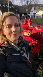 Karen Halton's Instagram, Twitter & Facebook