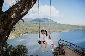 Weddingque.com tak jarang pasangan yang akan menikah membuat foto prewedding untuk dipajang di hari besar mereka. 30 Foto Tempat Prewedding Di Bali Yang Romantis