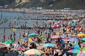 Bournemouth beach yakınlarında yapılacak şeyler. Bournemouth Council Issues Red Alert For 19 Beaches As Brits Flock To Seaside Amid Heatwave London Evening Standard Evening Standard