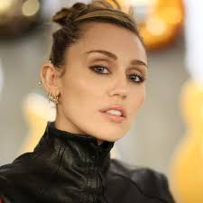 Elisabeth Moss Reveals Strawberry Blonde Hair at 'Handmaid's Tale' Event