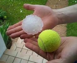 In veneto, e più in generale in tutta la pianura, è ancora forte il rischio, nella giornata di oggi, di temporali e grandinate. L Incredibile Grandinata Che Ha Colpito Verona Chicchi Mai Visti Prima Grandi Come Palline Da Tennis