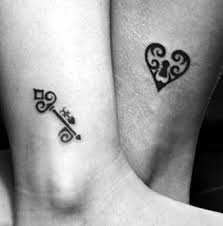 En Magazine Feed Estamos Seguros De Que Lo Tatuajes Son Una De Las Decisiones Mas Canonas Q Tatuajes De Parejas Disenos De Tatuaje Para Parejas Tatuaje Novios