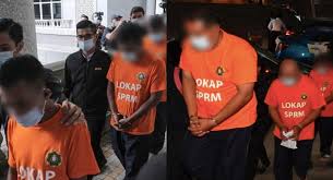Jom kita dengar raja ilya. Dakwaan Ambil Suapan Lindung Perniagaan Haram Tiga Lagi Penguat Kuasa Direman Nota Kata