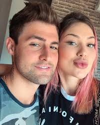 Maybe you would like to learn more about one of these? A Imagem Pode Conter Uma Ou Mais Pessoas Selfie E Close Up Rezendeevil Casais Famosos Virginia