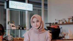 Didukung dengan perkembangan digital yang semakin pesat membuat . So Inspiring 5 Selebgram Hijab Ini Ternyata Punya Bisnis Online Yang Laris Parah