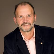 How to Balance Positive and Negative Feedback for Team Building