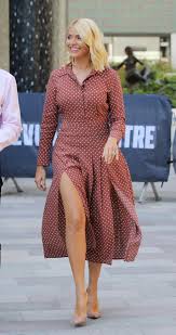 Telly presenter holly willoughby caused quite a stir when she chose to wear a super affordable dress on the itv show. Holly Willoughby Flashes Her Legs In Dress Slashed To Her Thigh On This Morning