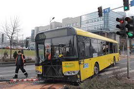 Na tę chwilę do szpitala trafiło 5 osób w tym. Wypadek Autobusu W Katowicach Info Wiara Pl
