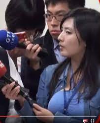 Jun 03, 2021 · 陳增芝「很傻眼」，不解張亞中找來這個，是要拍什麼兩岸騙術大比拼的節目嗎？還會有哪些人登場呢？根本就是莊孝維！ å¥³ä¸»æŒäººç›´æ'­ç³—æ…‹ç™¾å‡º è·ªè'—æŽ¡è¨ª è¡£æœæ‰£å­è‡ªå‹•å´©é–‹ æ¯æ—¥é ­æ¢