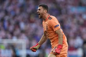 During the first half of spain's euro 2020 knockout stage match against croatia, spanish midfielder pedri passed the ball back towards simon. M5frg9inxbvemm