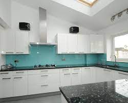 Glass Splashbacks Illuminate Spaces With Depth And Reflection Trendy Kitchen Tile Kitchen Inspirations Kitchen Colors