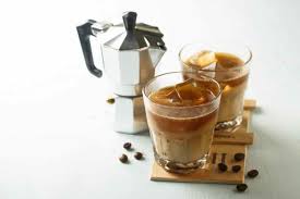 Nelle catene internazionali preparano un caffè freddo diverso dal solito e molto abbondante: Caffe Freddo Ecco I 6 Trucchi Per Prepararlo Come Al Bar