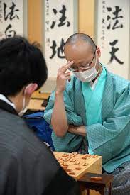 藤井聡太と渡辺明の対戦成績と展望も 藤井聡太 棋聖の初のタイトル防衛戦となる ヒューリック杯将棋棋聖戦2021 が、挑戦者に 渡辺明 名人を迎えて行われます。 æ¸¡è¾ºï¼'å†  æºã•ã¶ã‚‰ã‚Œã¦å½¢å‹¢æã­ãŸ è—¤äº•æ£‹è–ç§°ãˆã‚‹ ç¤¾ä¼š æ—¥åˆŠã‚¹ãƒãƒ¼ãƒ„