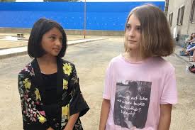 Son ami de toujours elena greco se met à écrire l'histoire de leur amitié qui débute en 1950 et s'étale sur plus de 60 ans. Serie Dans Le Bric A Brac De L Amie Prodigieuse Le Point