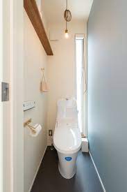 注文住宅byacctree こだわりの真鍮小物のセンスが光るトイレ トイレ アクセントクロス お手洗い toto 真鍮 トイレットペーパーホルダー タオル掛け 千葉工作所 クッションフロア 縦滑り窓 ペンダントライト 換気扇 棚 固 トイレのアイデア トイレの