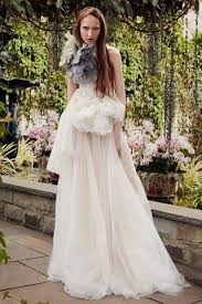 Düfte wecken in uns erinnerungen und emotionen wie nichts anderes! Vera Wang News Collections Fashion Shows Fashion Week Reviews And More Fruhjahr Sommer Vera Wang Verlobung Hochzeit