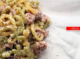 Saltiamo la gramigna in una padella con la panna e il ragù di salsiccia allungandolo, se necessario, con qualche cucchiaiata dell'acqua di cottura della pasta. Gramigna Con Panna E Salsiccia