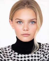 Bad vibes don't go with my outfit. 🫰 #model @lolaandtheboys #sullivanblue  #mmm @sullivan_blue_models @sophieduke44